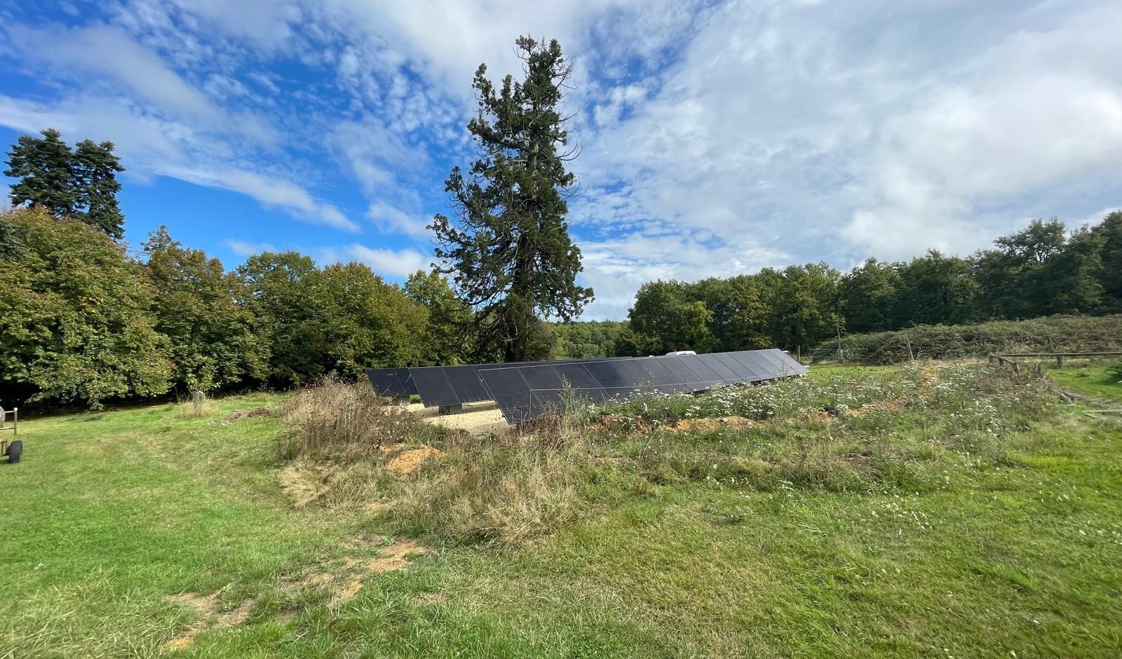 Installation de panneaux photovoltaïques réalisée dans le cadre d’un projet énergétique