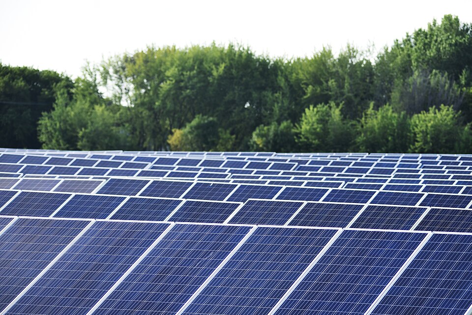 Installation photovoltaïque au sol avec panneaux solaires
